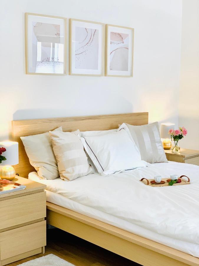 Apartament W Centrum Miasta Z Darmowym Parkingiem Dla Dwojga -Apartamenty Pod Zlotym Lwem クウォツコ エクステリア 写真