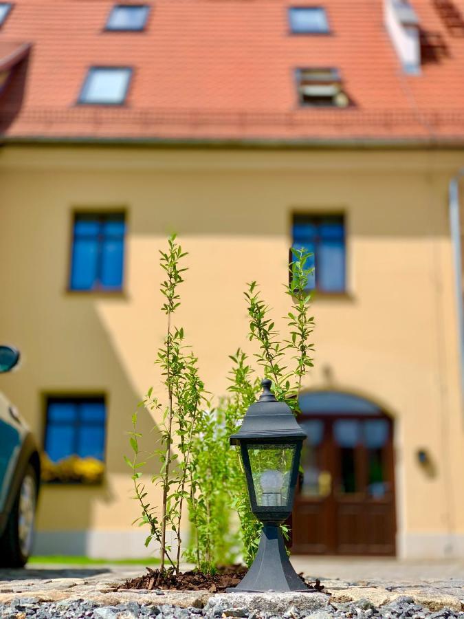 Apartament W Centrum Miasta Z Darmowym Parkingiem Dla Dwojga -Apartamenty Pod Zlotym Lwem クウォツコ エクステリア 写真
