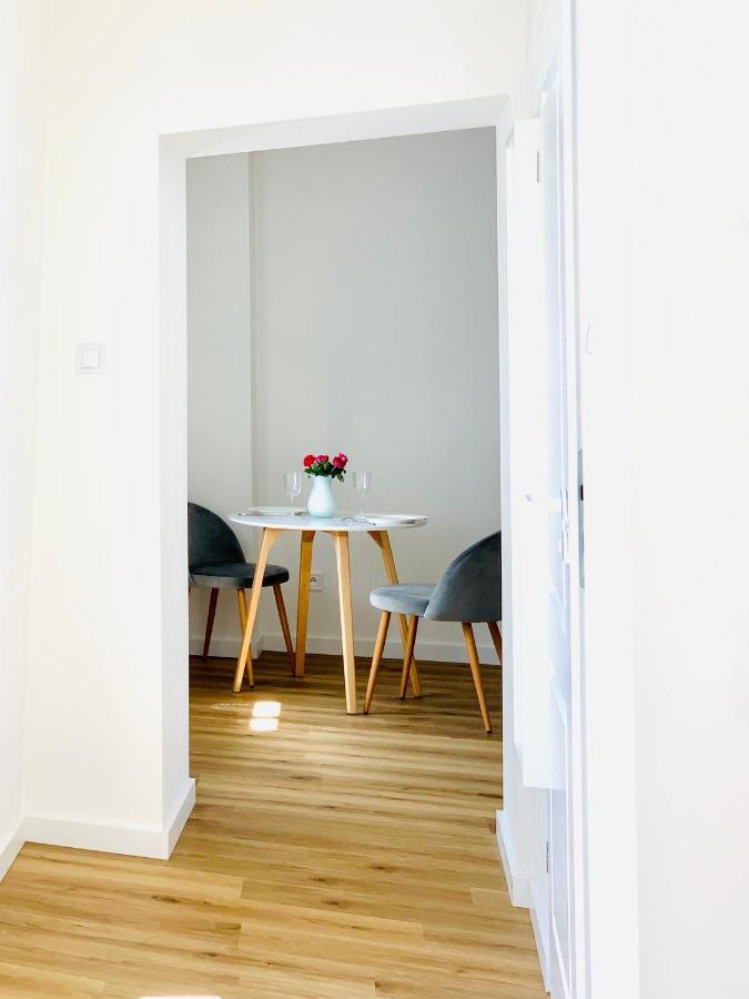 Apartament W Centrum Miasta Z Darmowym Parkingiem Dla Dwojga -Apartamenty Pod Zlotym Lwem クウォツコ エクステリア 写真